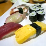 Uogashi Sushi - 並寿司￥600　天然生本鮪 赤身、こはだ、かんぱち、たこ、玉子、かっば巻き（1本）