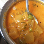 三燈舎 -  冬瓜と旬のグリーンピース。程よい酸味とターメリック感が爽やか