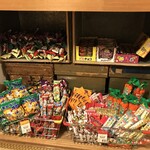 猿や - 小さなお子様向けのおもちゃや、懐かしのスーパーファミコン、無料で好きなだけ食べられる大人も子供も大好きな駄菓子のご用意もしています。