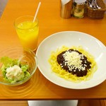 セント・ジュリアン  - デミグラスミートソースパスタ（Ｓ）ミニサラダ付き＋オレンジジュース