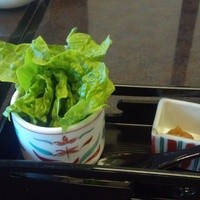 生簀割烹　海幸 - お造りは自家製味噌を付けチシャで巻いていただく趣向