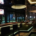 Takumi - 1911_Takumi Robata and Sushi-匠-_店内カウンター(ゴルフ場側。ナイターの様子を見れます)