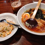 Shanhai Karyuu - 【2020.4.2(木)】本日のランチ①(たまご入り醤油ラーメン＆五目チャーハン)800円