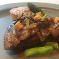 アルカナ 東京 - もも肉はしっかり歯応え、赤ワインソースは上品