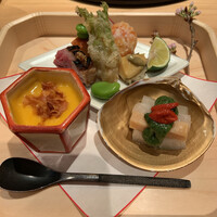 帰燕 - 八寸：タラの芽、鴨、南京のすり流し、ハマグリ、筍の木の芽和えなど 木の芽和えが美味しい。海老を黄身で包んだ料理。海老がプリプリ。鴨も美味しい。