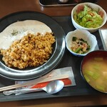 家庭料理 花 - カレーチャーハン＋ホワイトソース ＋サラダ味噌汁セット