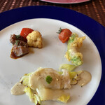 カノーバ・カノーバ・ディ・メイプルシティ - カルパッチョと前菜の盛り合わせ380円の前菜。
                                牛頰肉赤ワイン煮、スナップエンドウの生ハム巻き天ぷら（桜塩で）、白身魚とキャベツのクリームソース。