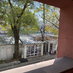 カノーバ・カノーバ・ディ・メイプルシティ - 窓際の席からは電車通りが見えて、この時期は桜も綺麗。