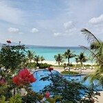 ザ・ブセナテラス - プール越しのブセナビーチ。