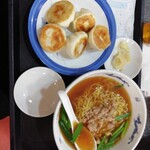 川香 - 焼き小籠包5個とミニ台湾ラーメン700円。