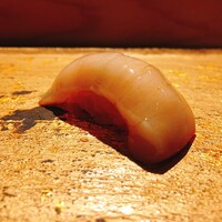 SUSHI TOKYO TEN、 新宿ニュウマン店 - 北海道の帆立