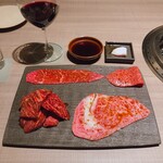 うし松 - ▼三皿目　タレ
                                ビニャデモヤホーベン2018
                                肩三角(飯村牛)
                                カミノコ(松坂牛)
                                リブロース(鳥取田村繊維が縦なので斜め持ち)
                                ハラミ(松坂牛じっくり一往復し側面焼かず)
                                ※ハラミ以外3秒
                                舌が幸せ