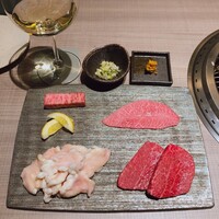 うし松 - ▼二皿目　塩
                    ジャスティンジラルダンブルゴーニュシャルドネ
                    サーロイン(飯村牛)・ミスジ(鳥取田村)
                    シマチョウ(単品)・シャトーブリアン(松坂牛)
                    生で食べてもいい？(笑)