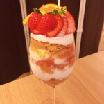 カフェ アンド ダイニング コンペルシュ - いちごパフェ