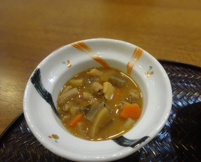 B12s 伊万里焼　錦柘榴図多角形鉢　江戸期　会席・懐石料理 テーブルコーディネート 錦瓔珞文/小皿十二種（P52） — 賞美堂