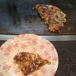 Okonomi Teppanyaki Marumi - ヘラで切って食べやすいサイズに。