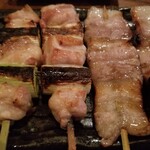 三葉洞 - 串(ねぎま)(200円)×2/串(豚ばら)(180円)×2