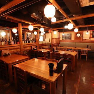 木目を基調としたシックな店内に、ごゆっくりとお寛ぎ下さい