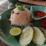 Balee Laos - 1911_Balee Laos_チャーハン プーパッポンカレーをカレーをかけて贅沢にいただきます！
