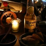 エルボラーチョ - お通しのチップスとコロナビール（650円）