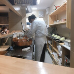 箱崎 井のかわず - 白木のカウンターのみ、銅の鍋で巧みに上げます。