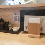 箱崎 井のかわず - カウンター卓上
      左から、ソース、甘露醤油、塩、洋辛子