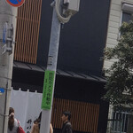 箱崎 井のかわず - 帰り道に見たら〜また並んでました。
      8人着座したばかり、中待合も6人程並んでますので、この方達は、食べるの1時間後ですね〜