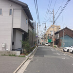 箱崎 井のかわず - コインパーキングからお店の方を撮影
      この辺は広いですが、店前は車一台やっと通れる道、一方通行で無く、これでも双方向通行です。