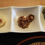 久兵衛屋 - 左から、味噌ポテト、香味くるみ、しゃくし菜漬