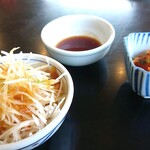 やしろう苑 - セットのサラダ、キムチ