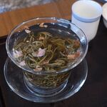 中国茶藝館茗香閣 - 薔薇の花びらを緑茶に加えた「玫瑰花茶」めいくいじゅちゃ。ジャスミンのような香りを感じた