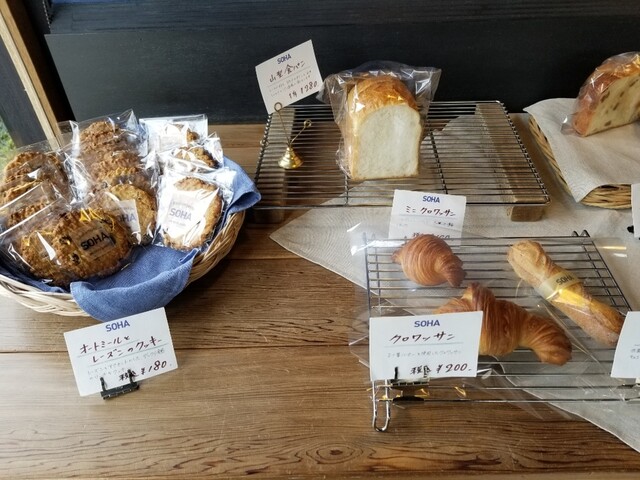 トレーとトングの使用を止めパンはお店の方がピックアップする様になり