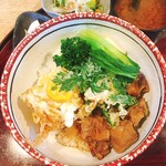 Domburichuuboushekubota - 豚肉ごろっと肉とうふ 揚げたまごのせ丼
                      本日のランチ丼