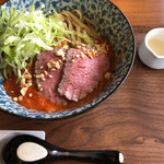 ラーメン イッケン - レタスの緑とトマトソースの赤、ローストビーフが美しいトマトと花椒のまぜそば！