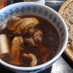 カフェドゥソバ 凜 - 道内産鴨肉と焼ネギとマイタケ入りの温かいつけ汁(接写)