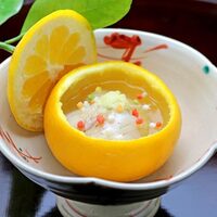 【季節を写し取った和食の逸品】例えば春の名物は三宝柑を器に見立てた『蒸し物』