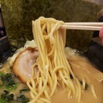 Yokohama Ie Keira-Memmen Yasayaka - 中ストレート麺