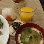 ホテルアクティブ!博多 - おにぎりもラップで包んである、味噌汁や各種ドリンクは自由に取れます