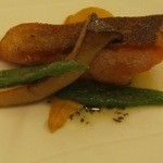 HonDo MonDo - サーモンのポワレ　かぼちゃピューレ　ウミンの香り　ブール・ノワゼットソース