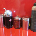 ラーメン二郎 - 卓上調味料