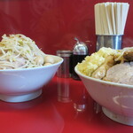 ラーメン二郎 - ＜参考＞ラーメン小＋ヤサイニンニクカラメ（左）との比較