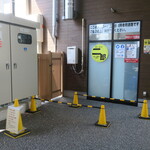 ラーメン二郎 - 店外のウェイティングスペース