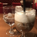 RESTAURANT Omiya - アイスカフェラテ６４０円（税込み）。グラスのロゴが可愛らしいですね。