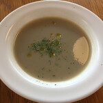 レストラン エイタブリッシュ - マッシュルームスープ。マッシュルームをなめらかに裏ごし。マッシュルームを飲んでいる感じです。