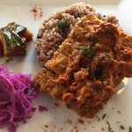 レストラン エイタブリッシュ - テンペのカツレツ、ジャックフルーツとトマトのソース。紫キャベツとかぼちゃマリネ添え。テンペがホックほくでおいしい(^o^)ヴィーガンカツ丼は玄米ご飯で。