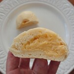ナナパン - クリームパン断面図。もちもちパンにふわとろのカスタード！