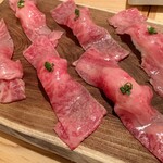 炉ばた 藤十郎 - 肉寿司 1貫 390円