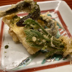 木山 - 琵琶湖稚鮎とコシアブラの揚げ物青さを散らして