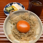 木山 - 鰹節と卵黄のジャコご飯