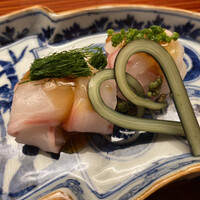 木山 - 鯛白子を包んだ鯛の網代巻青海苔と浅葱を添えて